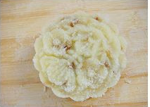 大人和孩子都爱吃的——葡萄干椰蓉土豆泥