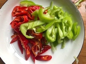 青红椒炒白玉菇的制作方法！