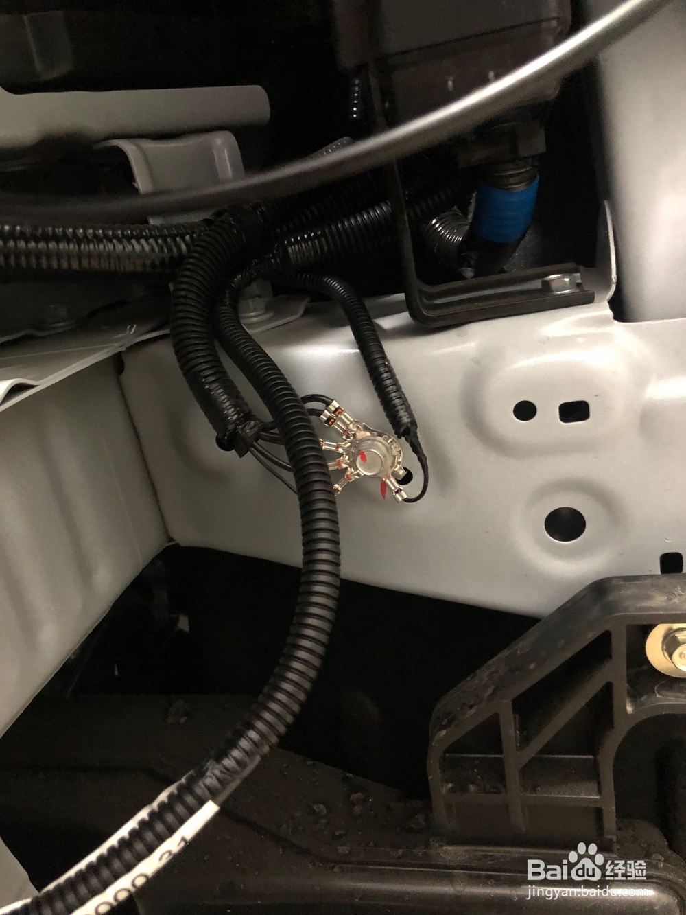 本田XRV原厂4S店特装日行灯的安装