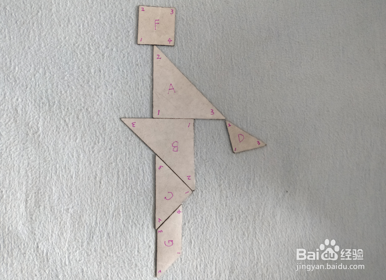 用七巧板怎样拼一个拿着旗子的人?