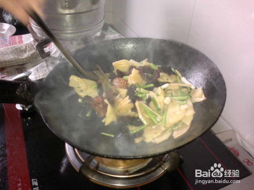 开春应季菜竹笋木耳炒蒜苗的做法
