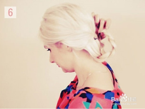 低盘发显慵懒编发