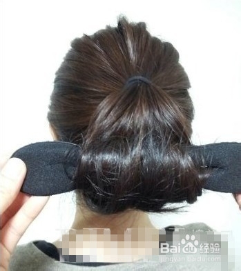 蓬松丸子头怎么扎