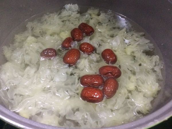 红枣木瓜炖雪耳