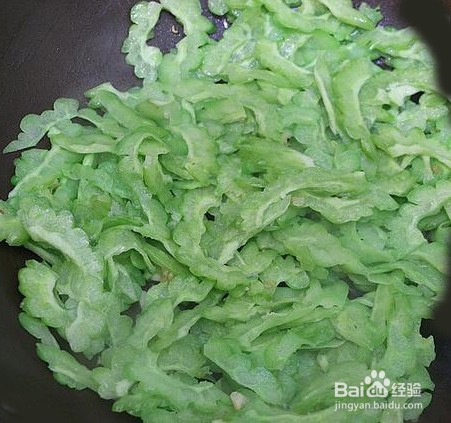 苦瓜炒鸡蛋的做法