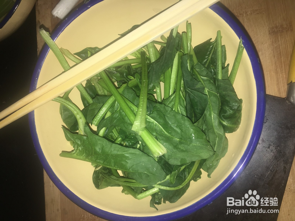 胡萝卜炒金针菇油泼挂面