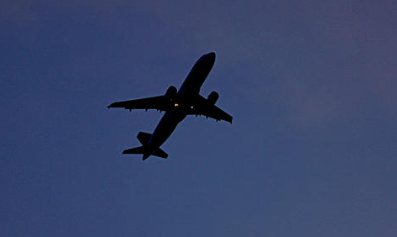 飞机为什么能在漆黑的夜里安全飞行。变换句中词语的位置