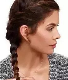 好看的侧编发是怎么编的呢