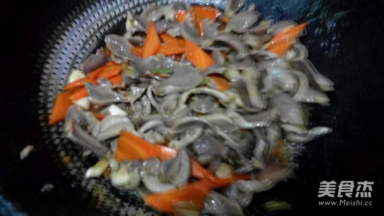 尖椒炒鸡珍的做法