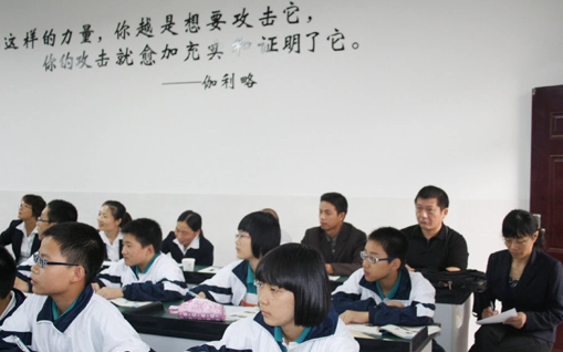 初中一般学费多少