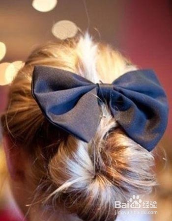 “女强人”也要轻松一刻发型,蝴蝶结很不错