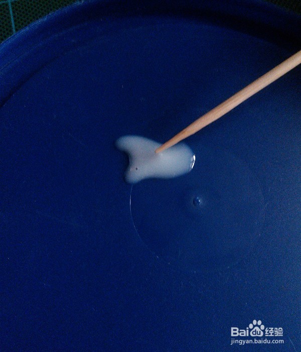 白乳胶的使用方法之如何使纸张不皱缩？