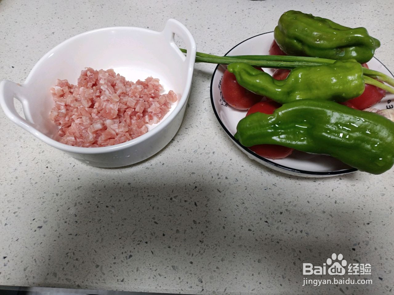 青椒肉沫炒西红柿的做法