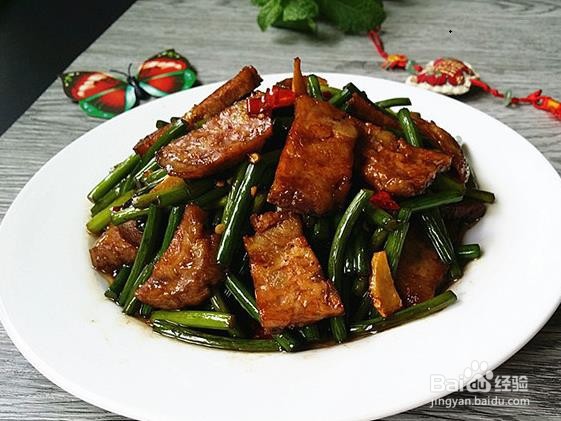 怎么制作美味的蒜苗炒猪血丸子？