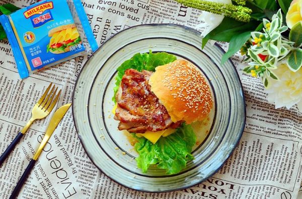 黑椒鸡腿肉芝士菠萝堡