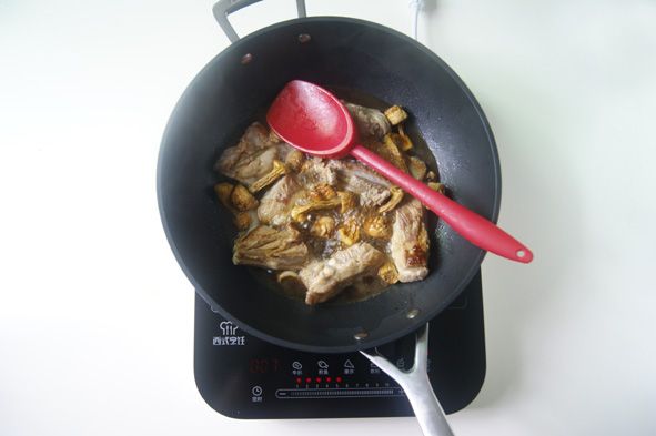 姬松茸排骨煲仔饭