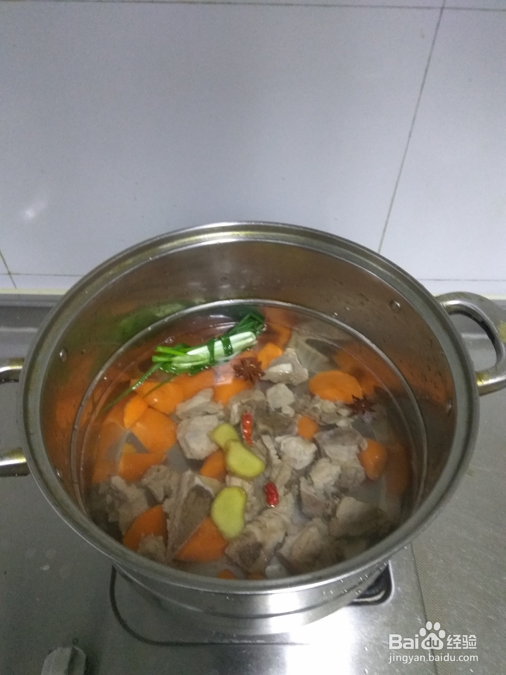 胡萝卜炖排骨的做法