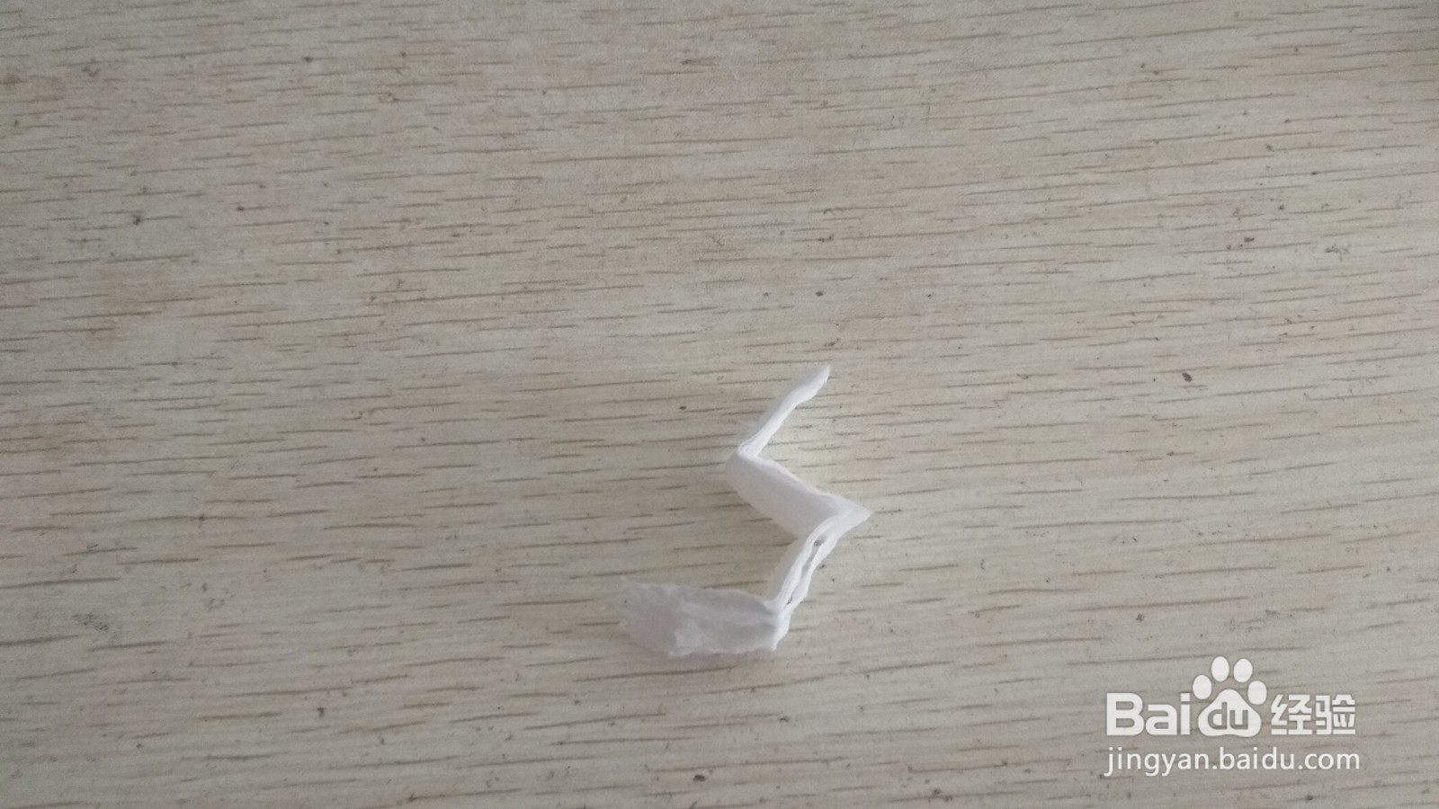 如何用一条手纸做S形的简易的中性笔的支架