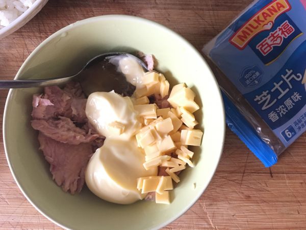 芝士金枪鱼饭团