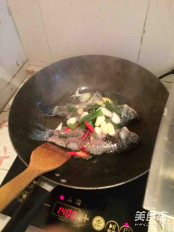 鲫鱼炖土豆的做法