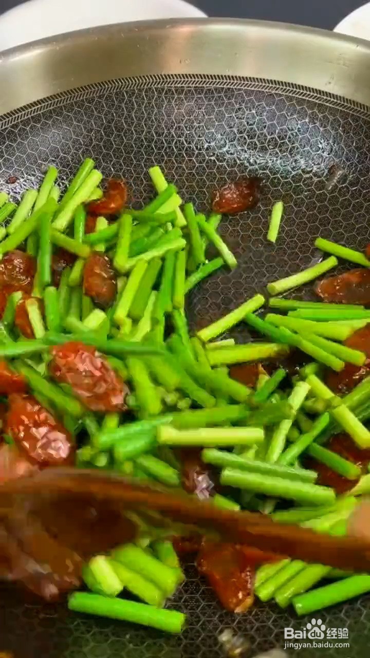 蒜苔腊肠的做法