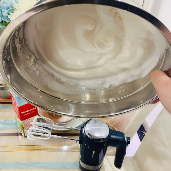 可可戚风蛋糕草莓裸蛋糕