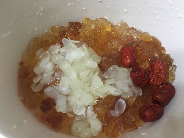 桃胶皂米红枣枸杞羹