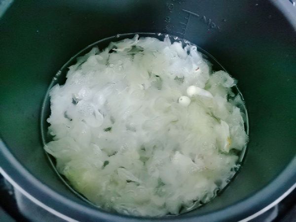 银耳莲子百合羹