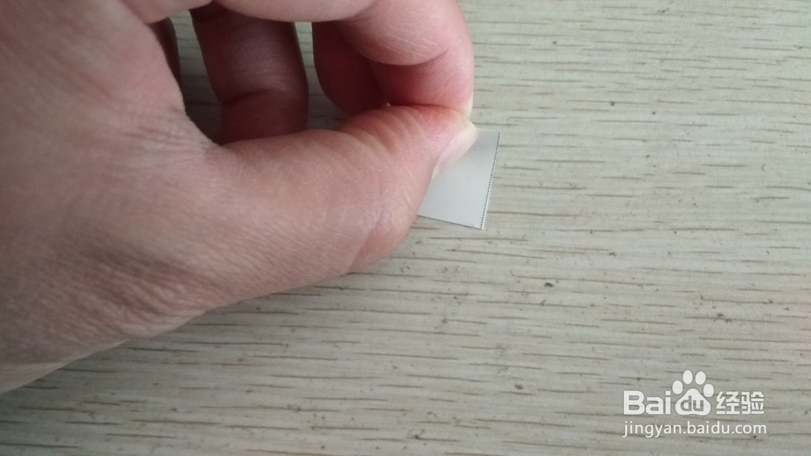如何用两个正方形硬卡纸做简易的中性笔的支架