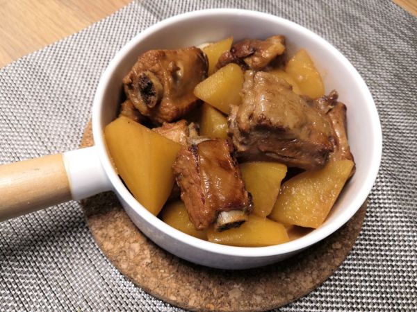 家常土豆炖排骨