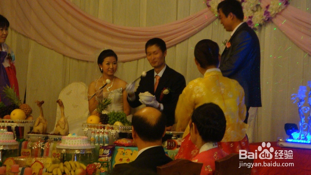 新人如何应酬婚礼场面
