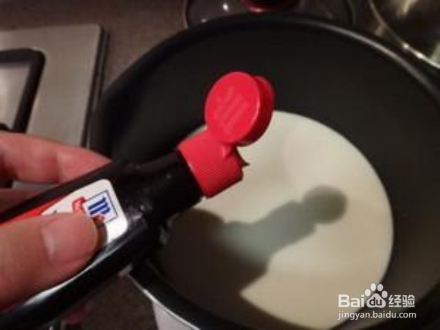 家庭自制香草酸奶油草莓冰淇淋