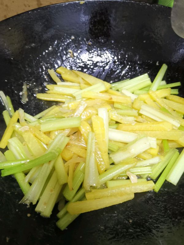 鸡丝芹菜炒土豆