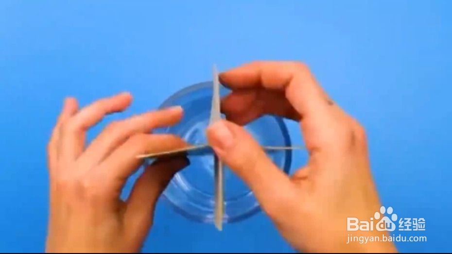 如何用零食纸盒和吸管制作简易的用品?