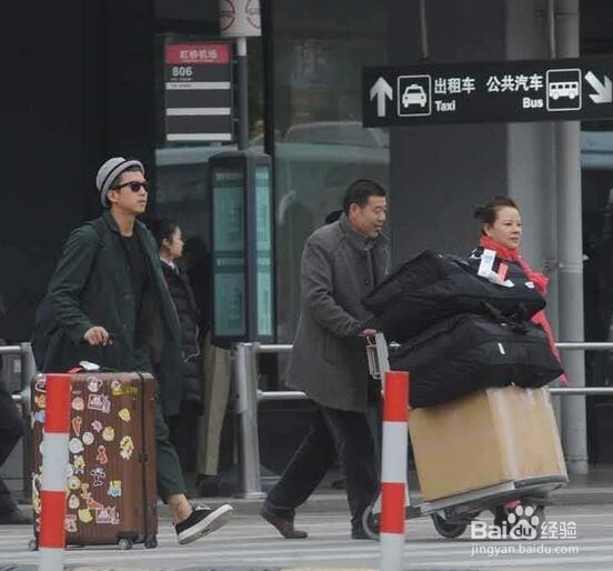 在机场拿错别人的行李箱该怎么办