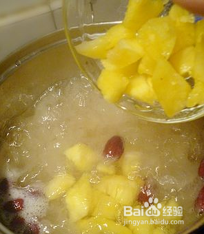 一款秋季养生汤-菠萝银耳羹