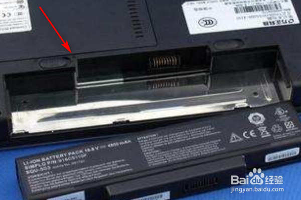 如何给笔记本电脑安装电池呢？