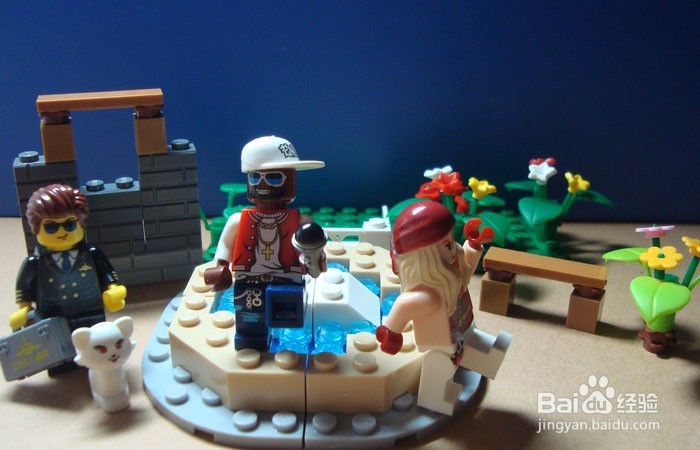 如何用积木拼装公园跳街舞的场景