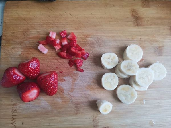双色草莓香蕉奶昔