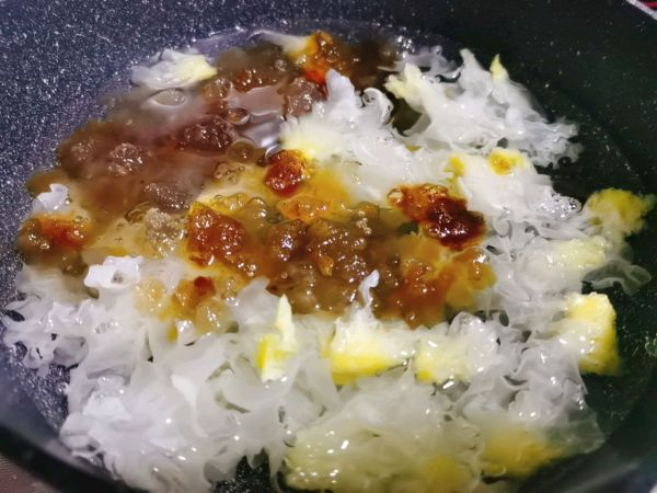 桃胶雪梨银耳羹