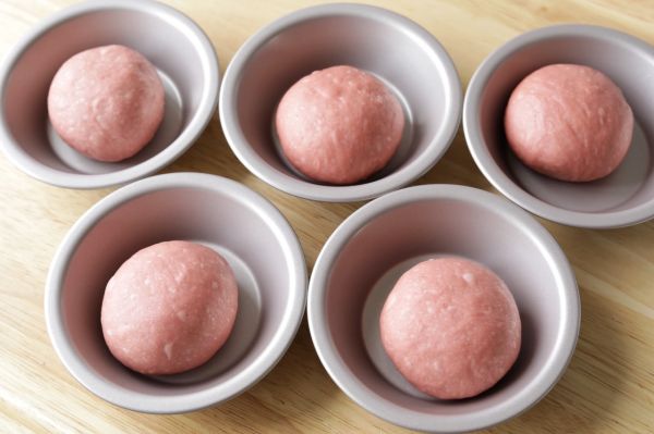 粉红色糖渍樱花牛肉汉堡