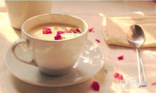 <b>唇齿留香新体验之古树普洱玫瑰奶茶的做法</b>