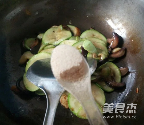 香菇炒西葫芦片