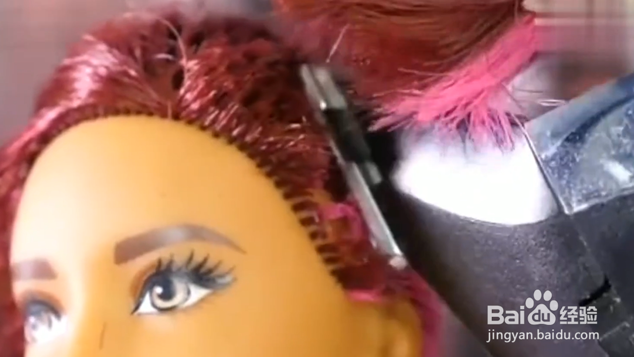 如何帮芭比梳一个时尚的发型