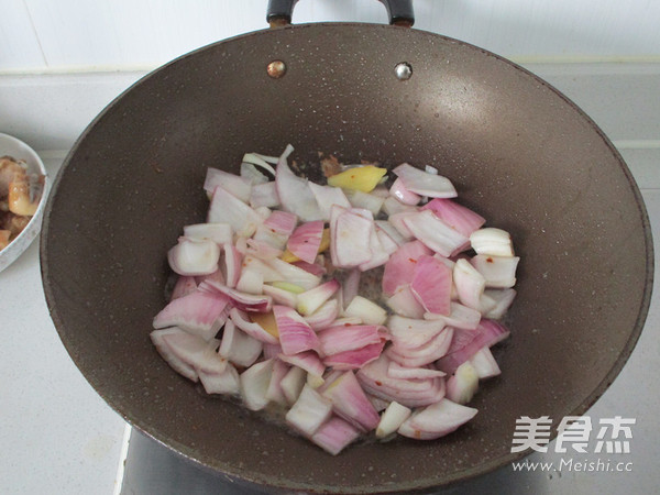 洋葱爆鸡块的做法