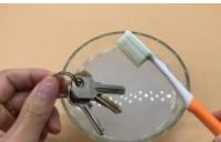 清洁梳子和钥匙的小妙招