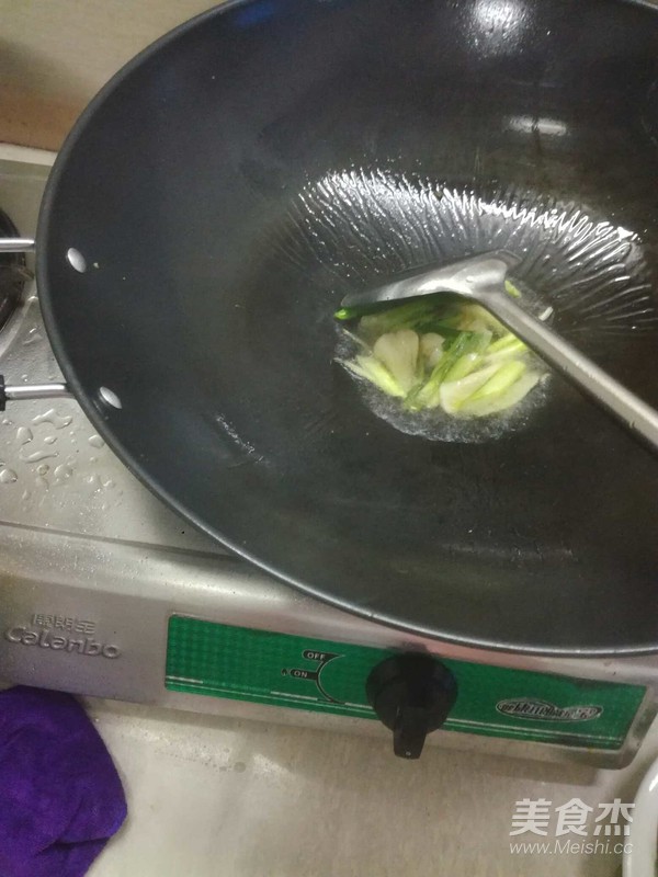 蒜苗炒猪血的做法