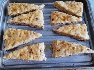 在家也能制作的葡萄干核桃司康