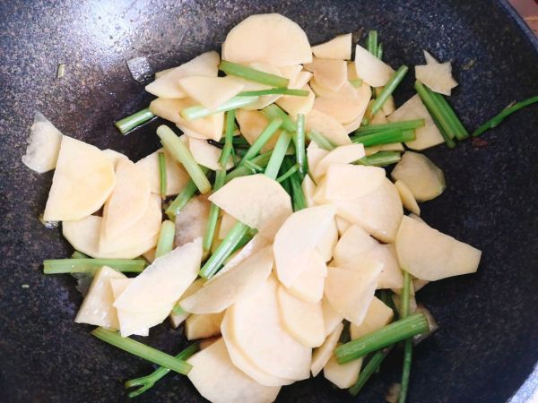素炒土豆片芹菜