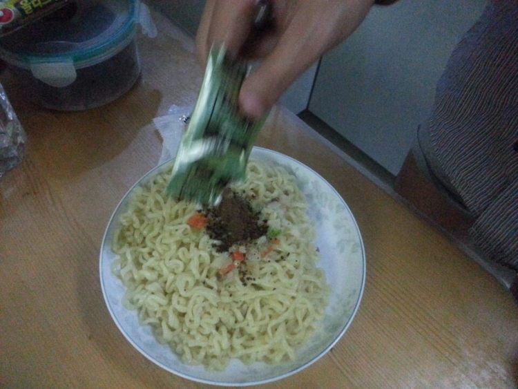教你做美味的拌方便面，方便又好吃